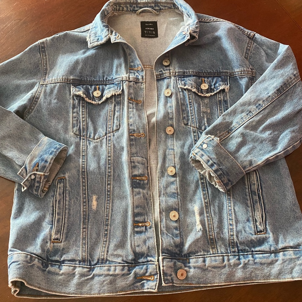 Womens gently worn size small distressed jean jacket. Oversize fit.